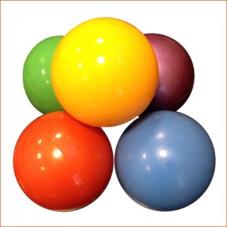 Natur gumilabda vegyes színekben, 26 cm